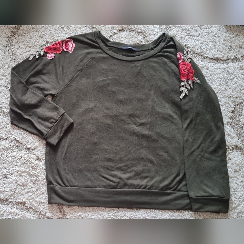 GUC XL West KEI Rose Embroidered Sweater